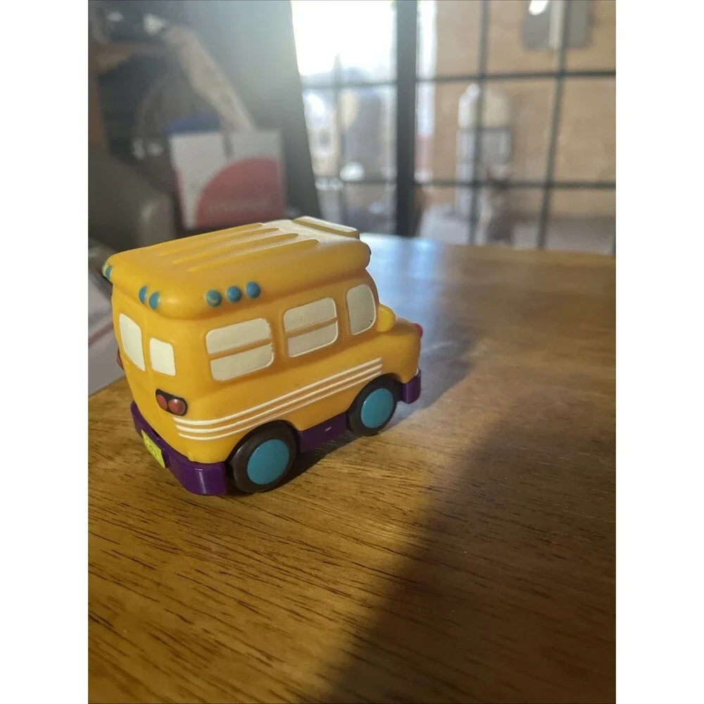 Battat Mini Wheeee-ls!  Mini Pull-Back School Bus - Yellow Bus Gus